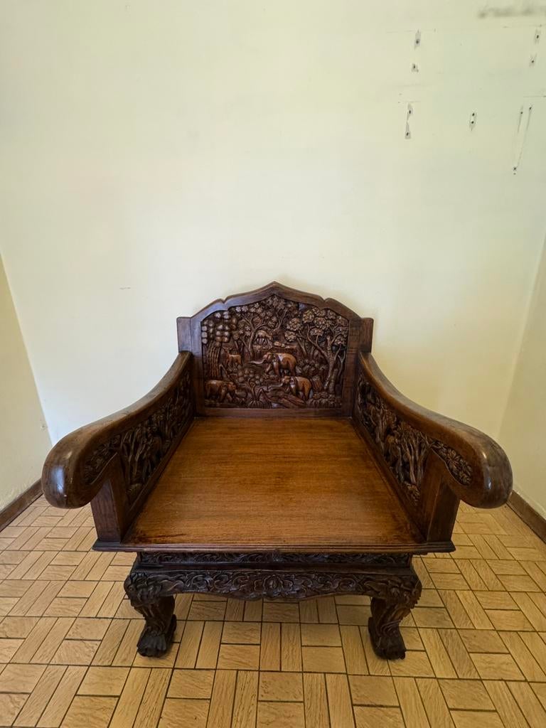 Ensemble table et chaises en bois dur à haut relief, Antiquités & Art, Antiquités | Meubles | Tables, Enlèvement ou Envoi