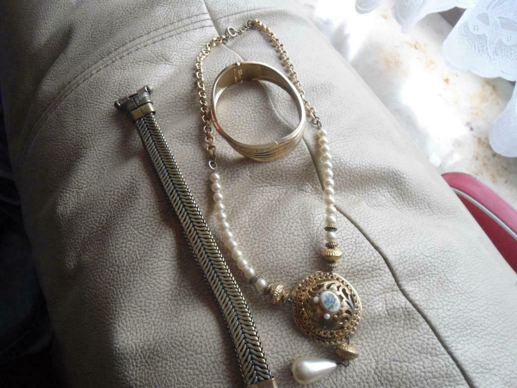 Lot de 3 Bijoux fantaisie Excellent état. Envoi Poste 3,60 e, Enlèvement ou Envoi, Avec bracelets à breloques ou perles, Or, Comme neuf