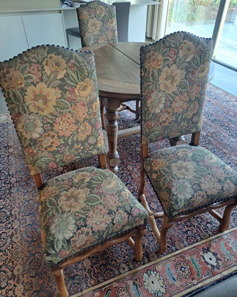 Stoelen Mouton., Enlèvement
