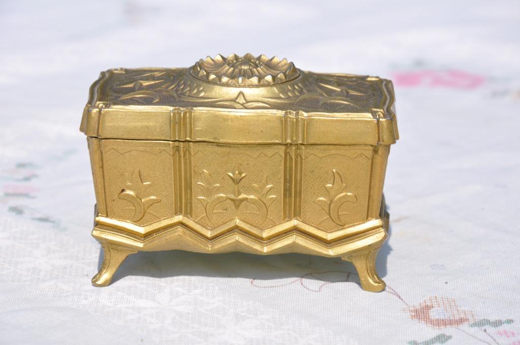 boite a bijoux coffre metal doré sur pied, Antiquités & Art, Enlèvement ou Envoi
