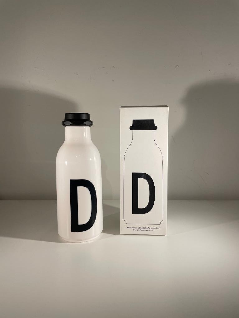 Gourde avec lettre D - Design Letters - Arne Jacobsen, Ophalen, Overige materialen, Nieuw, Kom(men)