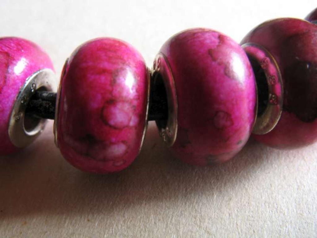 Bedel: fuchsia gevlekt, Bijoux, Sacs & Beauté, Bracelets à breloques, Neuf, Autres marques, Enlèvement ou Envoi, 4 bracelets à breloques ou plus