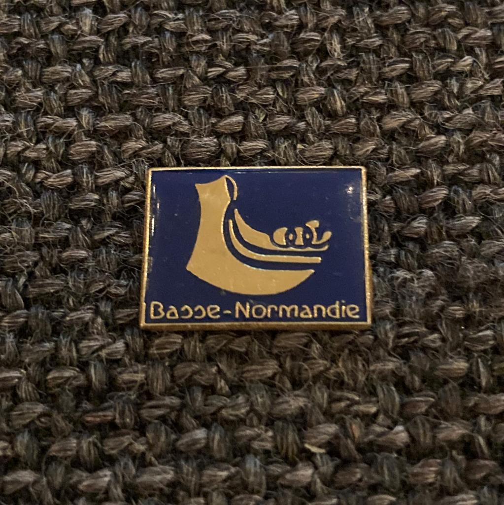 PIN - BASSE-NORMANDIE - FRANCE - NORMANDIË - FRANKRIJK, Verzamelen, Verzenden, Gebruikt, Stad of Land, Speldje of Pin