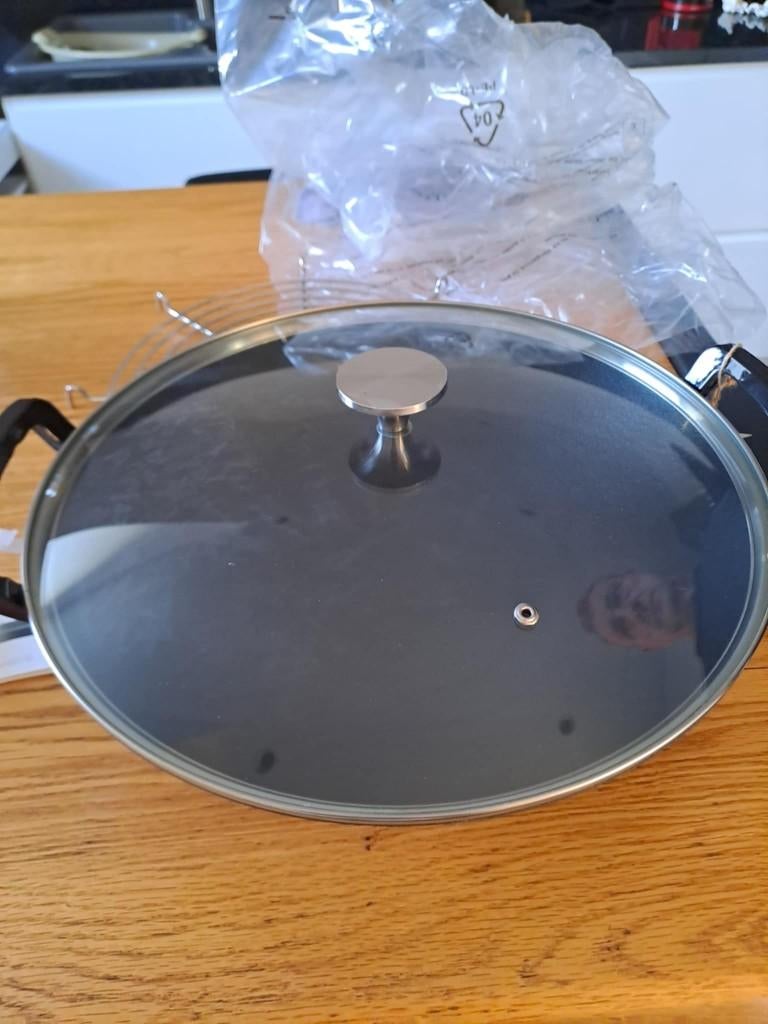 Wok met glazen deksel cyril lignac, Huis en Inrichting, Keuken | Potten en Pannen, Nieuw, Wok, Gietijzer, Ophalen