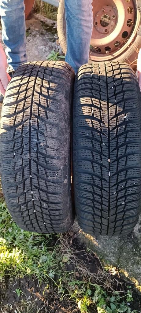 Pneu neige Bridgestone 175 65 R14 T82 avec jante.