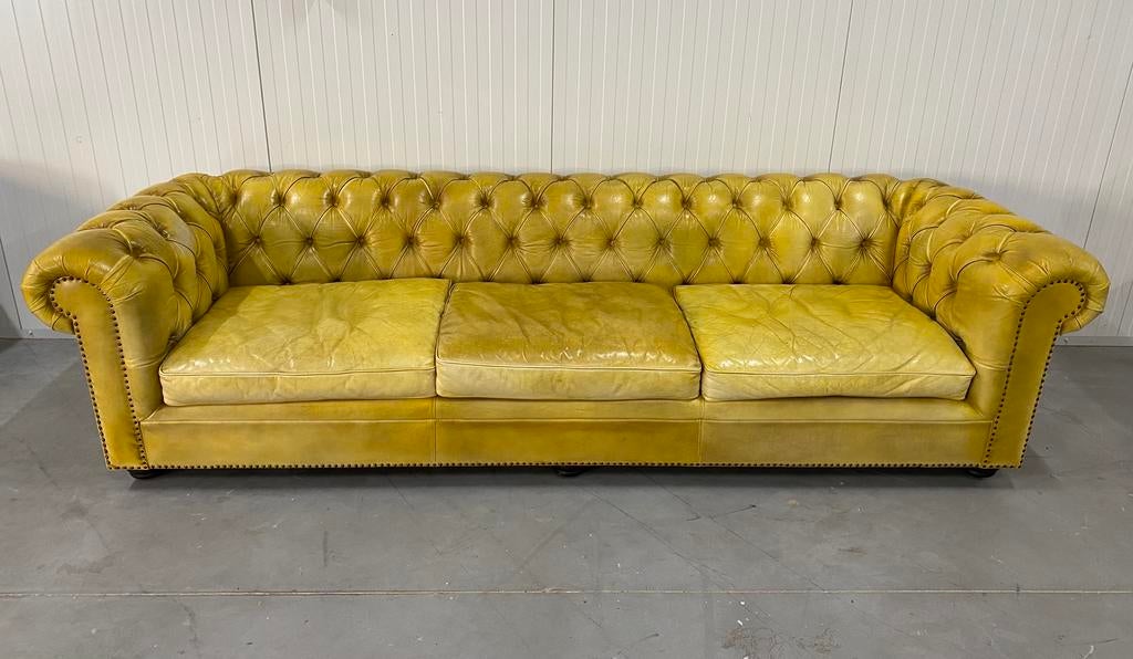 Engels XL Chesterfield zetel handwash geel GRATIS GELEVERD, Huis en Inrichting, Zetels | Voetbanken en poefs, Zo goed als nieuw