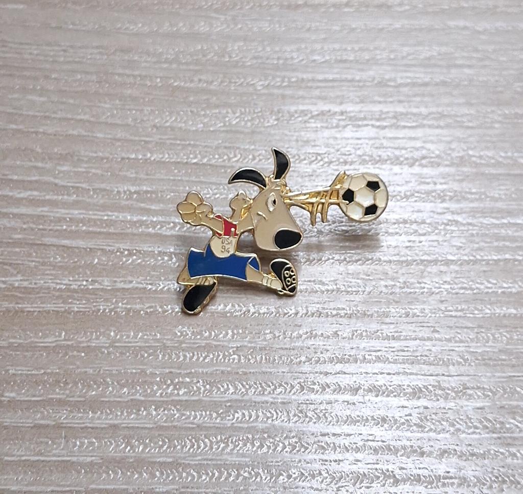 PIN - ENERGIZER - WORLD CUP FOOTBALL USA 1994 - VOETBAL, Verzenden, Gebruikt, Sport, Speldje of Pin