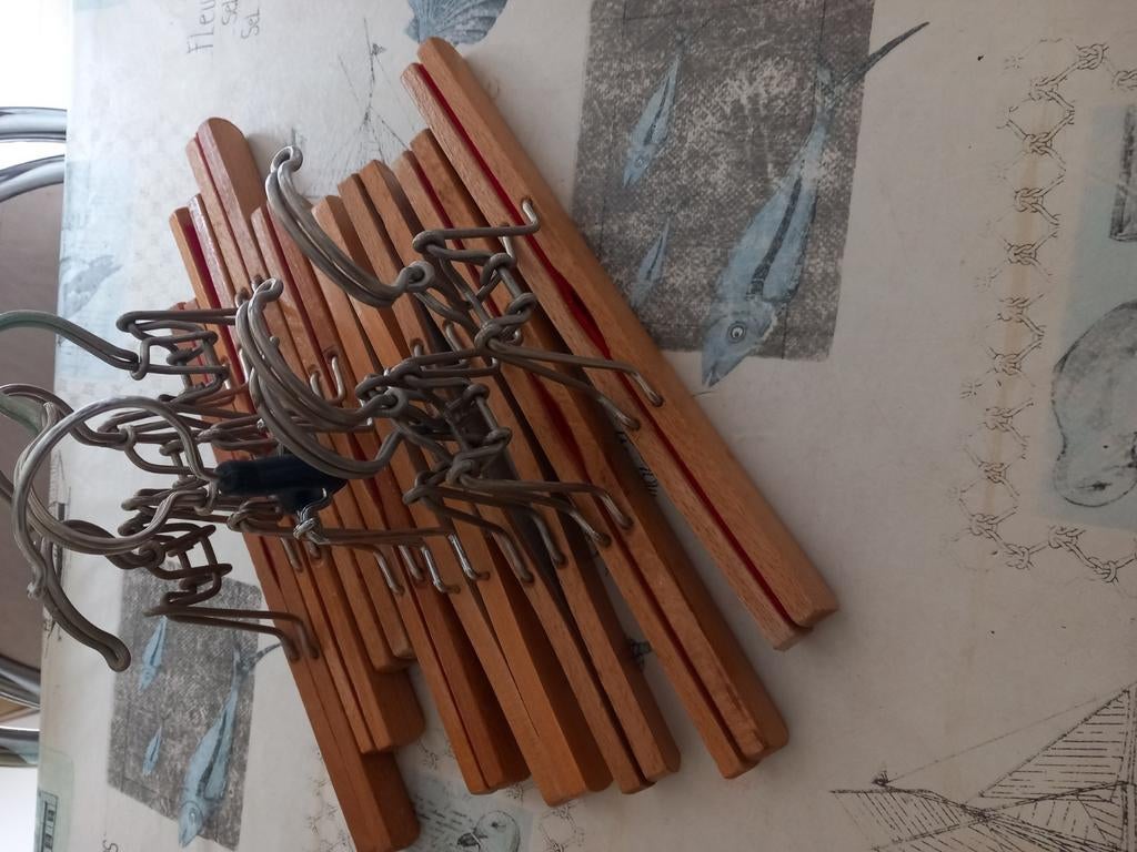 8 Cintres bois 25 cm , très bon état, Enlèvement, Comme neuf, Bois