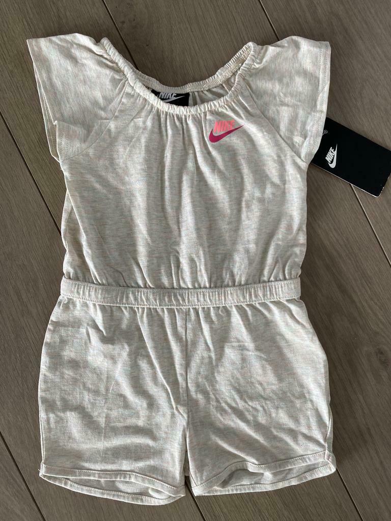 Nike - Playsuit. Maat 2-3 jaar. Nieuw met label, Kinderen en Baby's, Meisje, Nieuw, Ophalen of Verzenden, Jurk of Rok