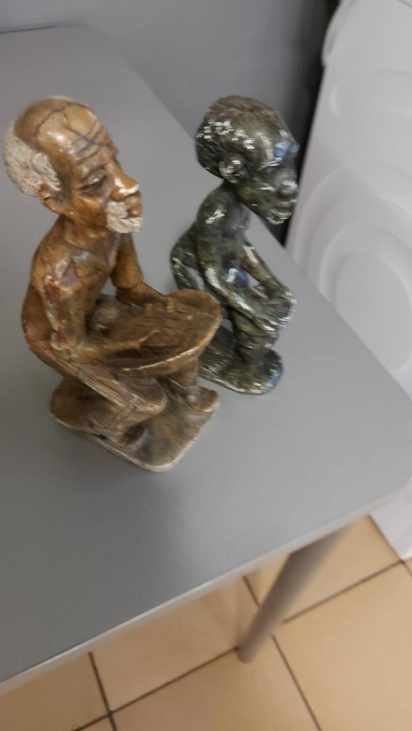 2 beeldjes handwerk denk speksteen. 21 hoog, Ophalen