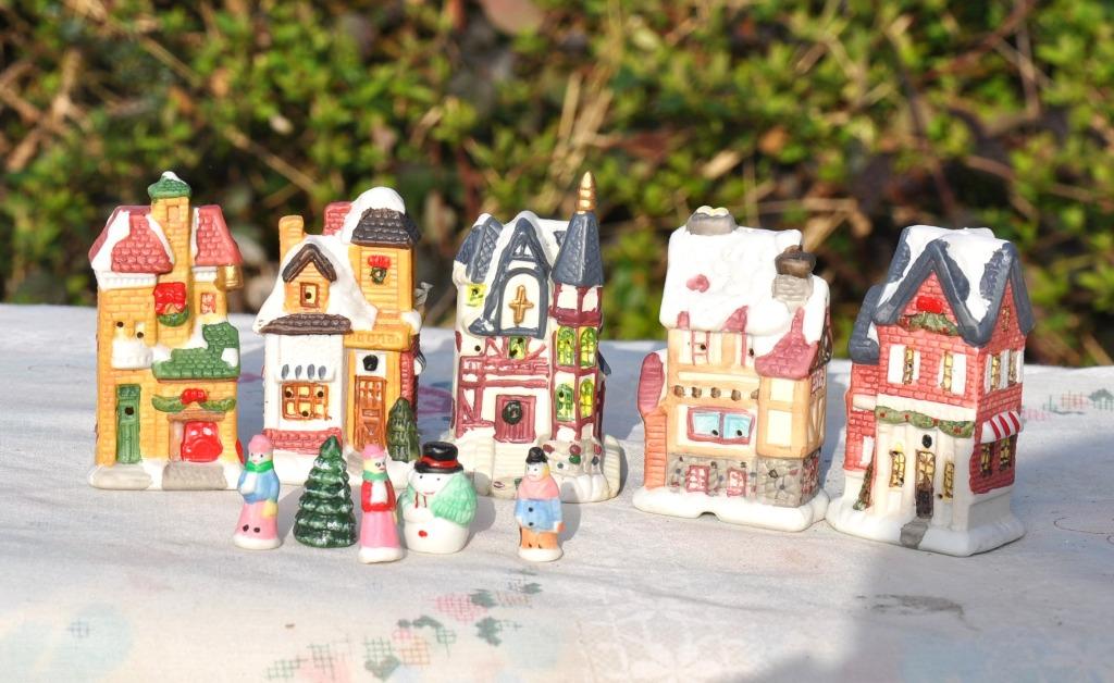village de noël avec 5 maisons et 5 personnages, Divers, Noël, Enlèvement ou Envoi, Comme neuf