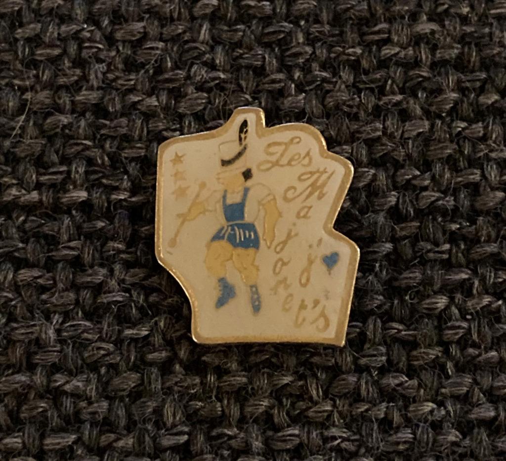 PIN - J'AIME LES MAJORET'S - MAJORETTE, Verzamelen, Verzenden, Gebruikt, Overige onderwerpen, Speldje of Pin