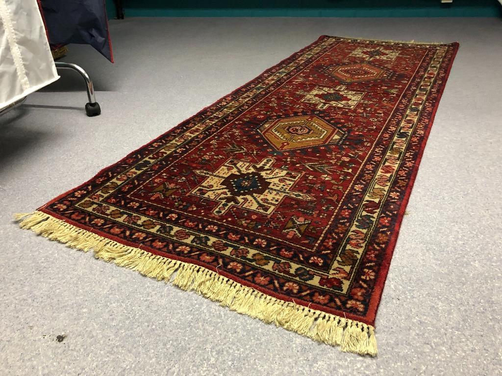 Tapijt Loper in zuiver scheerwol van Louis De Poortere., Enlèvement, Rouge