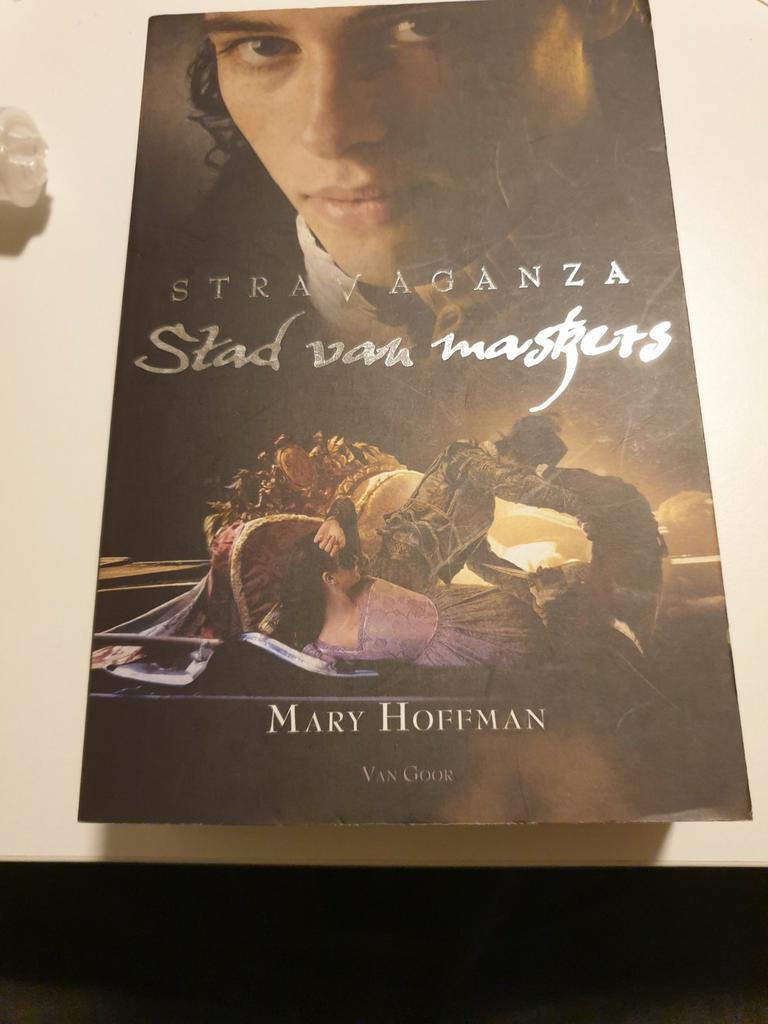 Mary Hoffman - Stad van maskers STRAVAGANZA 1, Boeken, Ophalen of Verzenden, Zo goed als nieuw, Mary Hoffman