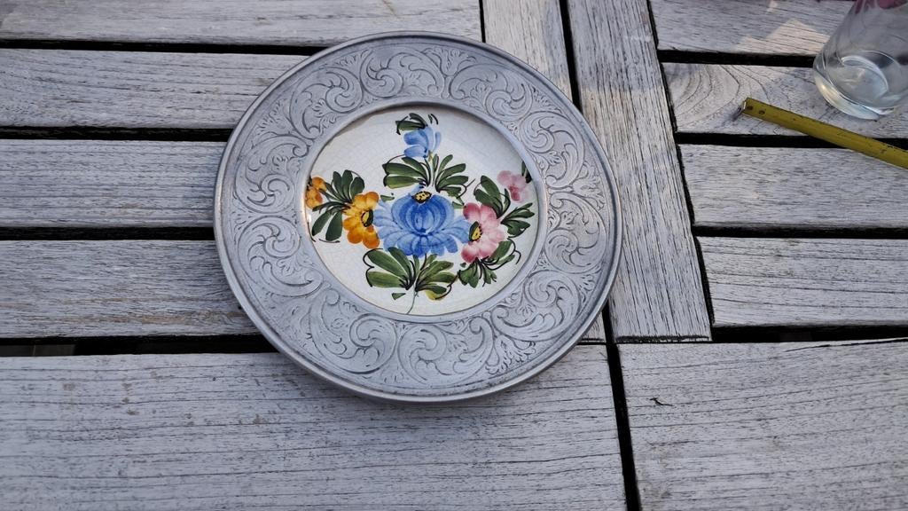 Assiette en porcelaine avec cadre en zinc, Enlèvement ou Envoi