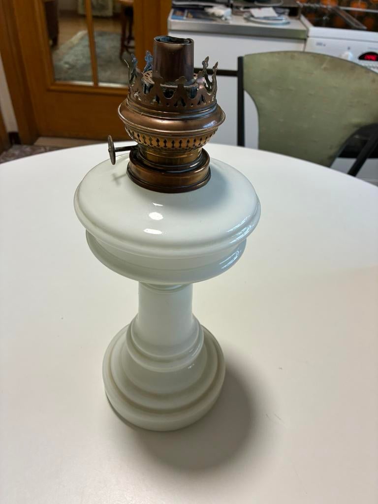 Petroleumlamp (opaline, melk) glas,H = 32 cm, Enlèvement