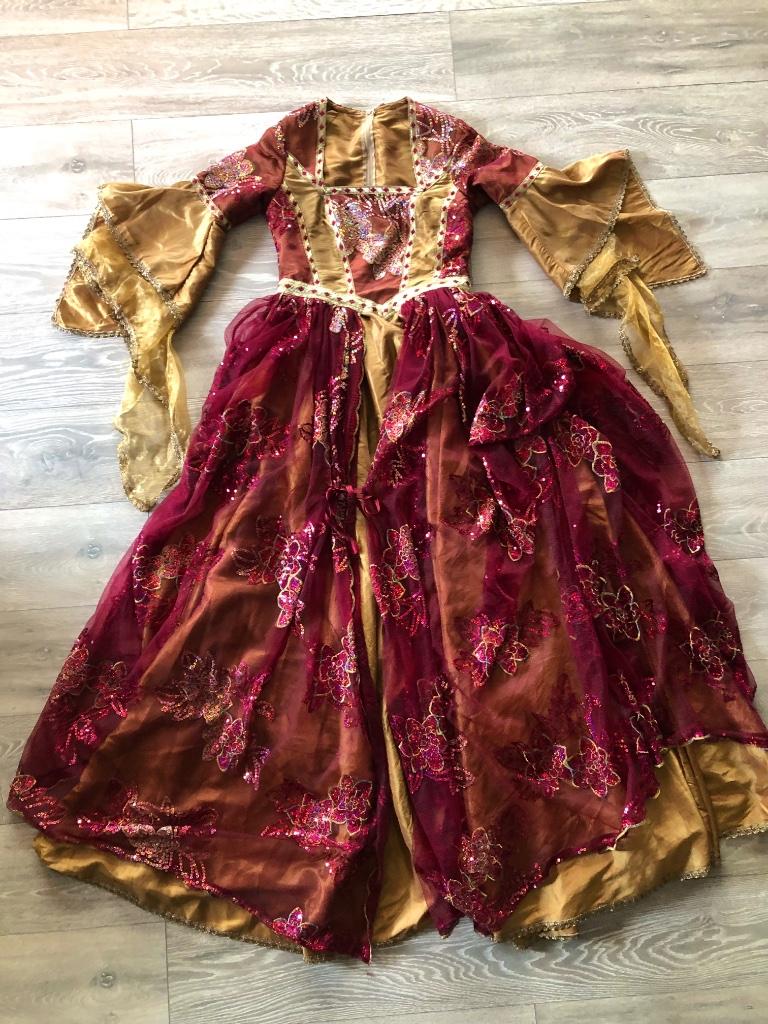 Prachtige jurk show/spektakel/voorstelling/toneel, Kleding | Dames, Jurken, Zo goed als nieuw, Maat 38/40 (M), Ophalen of Verzenden