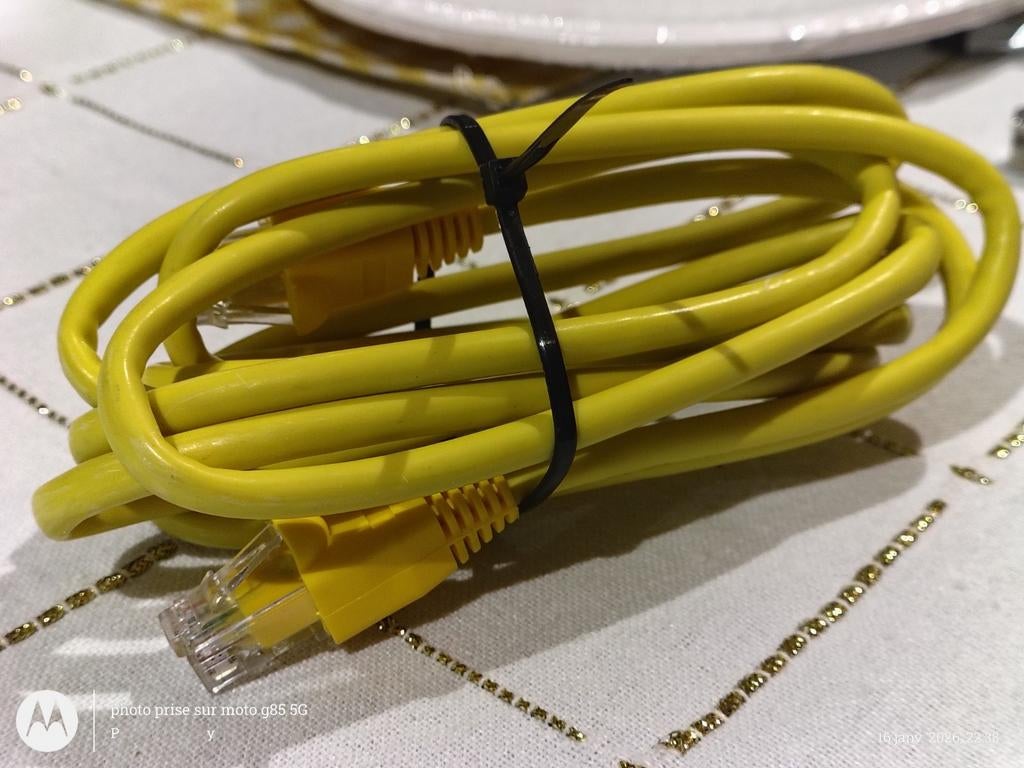 Cable ethernet / rj45   1,9m jaune  cat5e  - comme neuf.