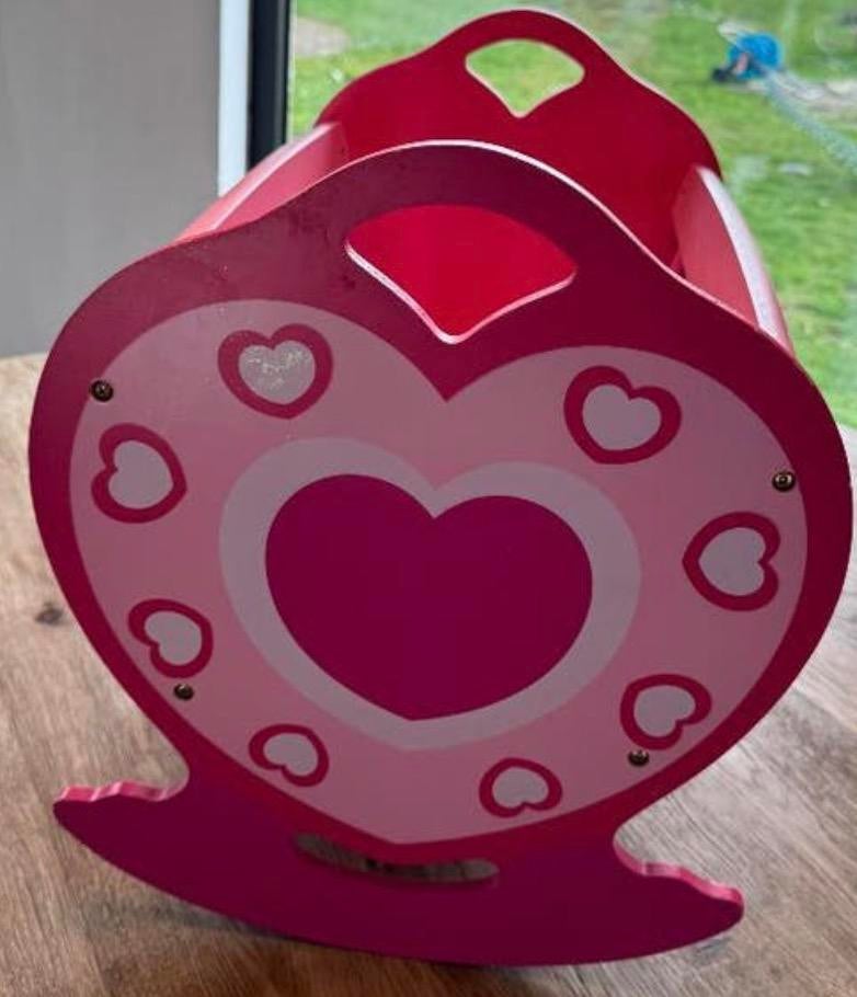 Roze houten poppenbedje met hartjes, Kinderen en Baby's, Ophalen, Zo goed als nieuw