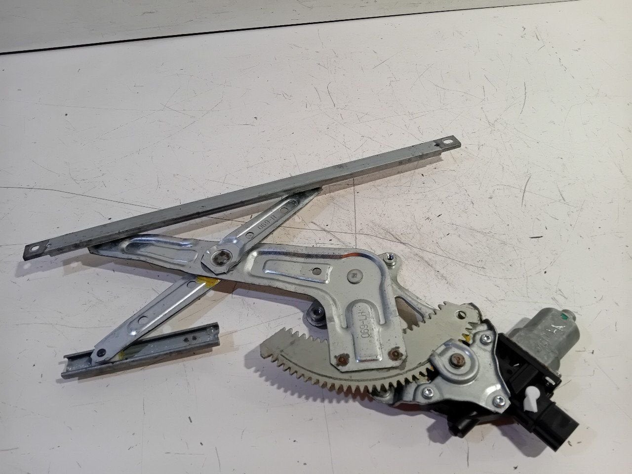 Raammechaniek elektrisch links achter Mitsubishi ASX, Onderdelen@venauto.nl, Van der Ven Autorecycling B.V., Ettenseweg 76, 4706 PB Roosendaal, The Netherlands