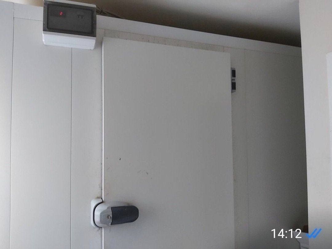 Grande chambre froide professionnelle (environ 3 m x 2 m) -, Enlèvement, Avec serrure