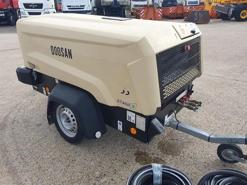 Doosan 77.55 (année de construction 2022), Articles professionnels, Machines & Construction | Pompes & Compresseurs