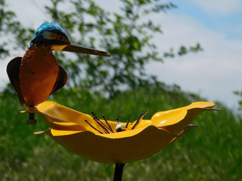 Tuinsteker Gele Bloem met IJsvogel - Metaal, Tuin en Terras, Ophalen of Verzenden