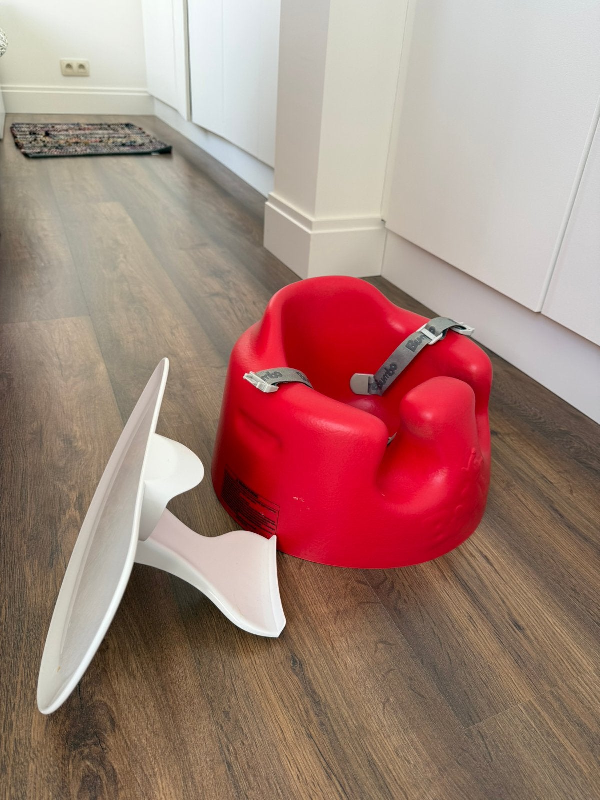 Bumbo stoel met tafeltje - rood, Ophalen, Zo goed als nieuw