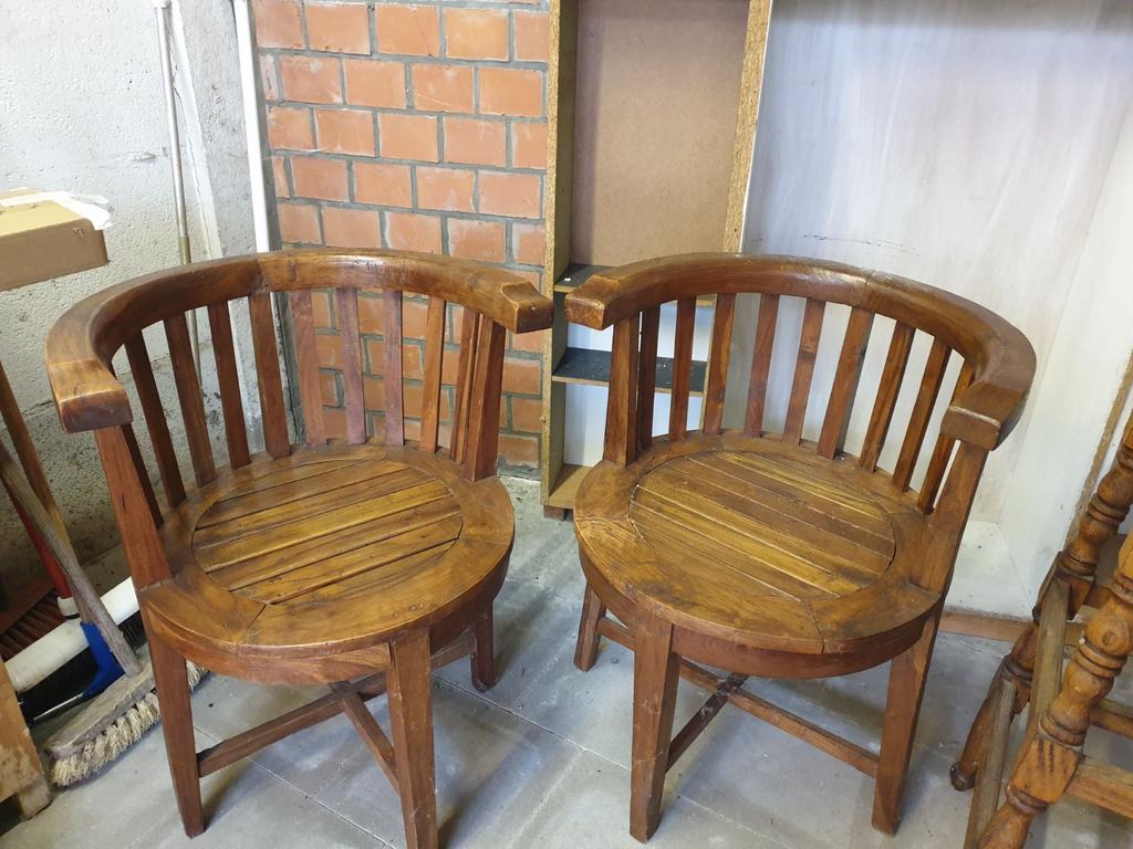2 vol houten cosie stoelen ., Ophalen