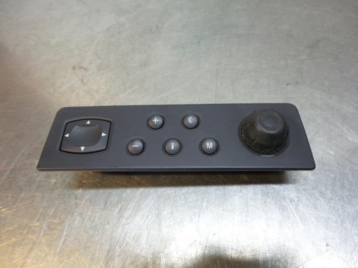 Panneau de commandes navigation d'un Renault Scenic (Scenic, Renault, -, 3 mois de garantie, Utilisé