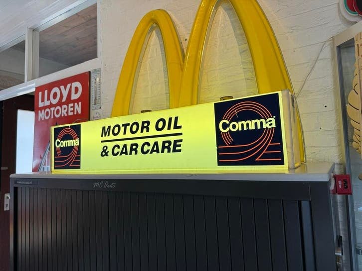 Vintage Comma Motor Oil & Car Care Lichtbak Reclame