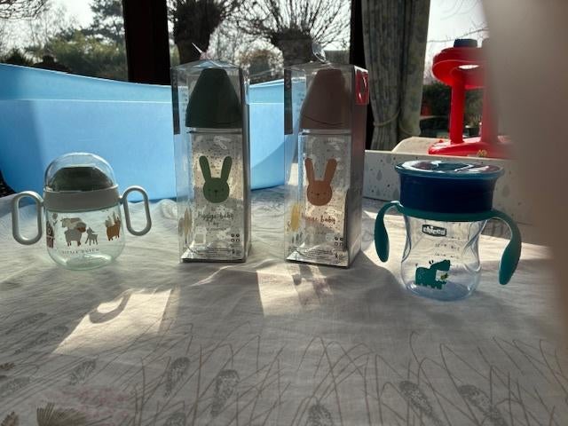 2 baby papflessen en 2 dreumes drinkbekers, Ophalen, Zo goed als nieuw, Overige typen