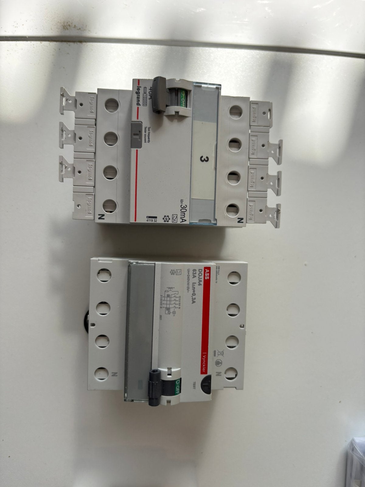differentieel 30mA 40A 4P en 30mA 63A 4P, Bricolage & Construction, Enlèvement, Comme neuf, ABB