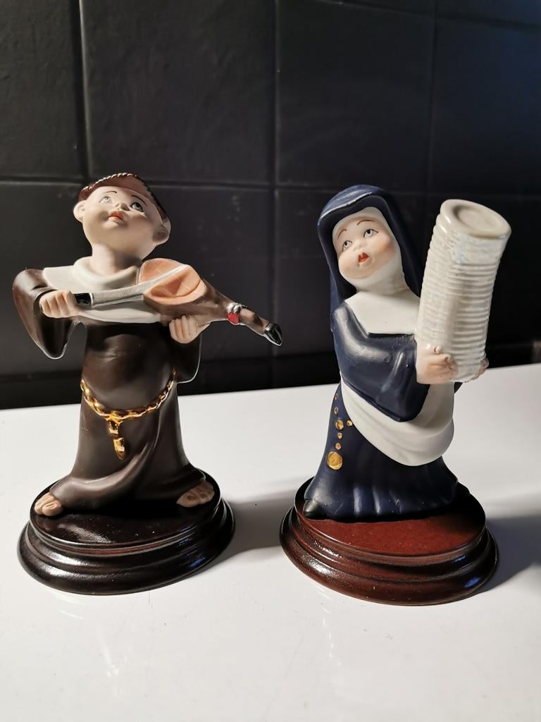 Vintage beeldjes van werkende pater en non., Verzamelen, Ophalen of Verzenden