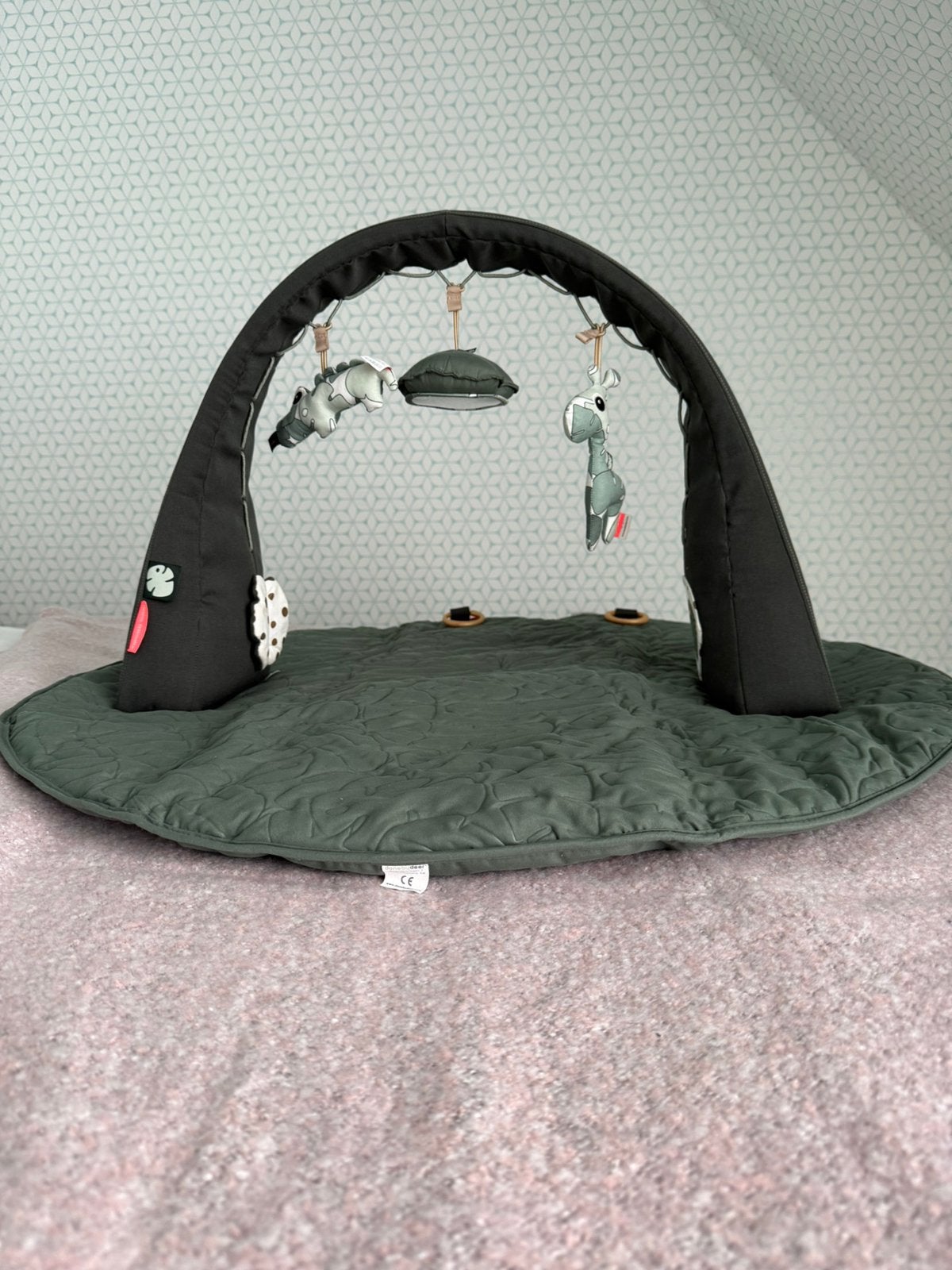 Activiteitenboog met bijpassende speelmat van Done by Deer, Kinderen en Baby's, Ophalen, Zo goed als nieuw