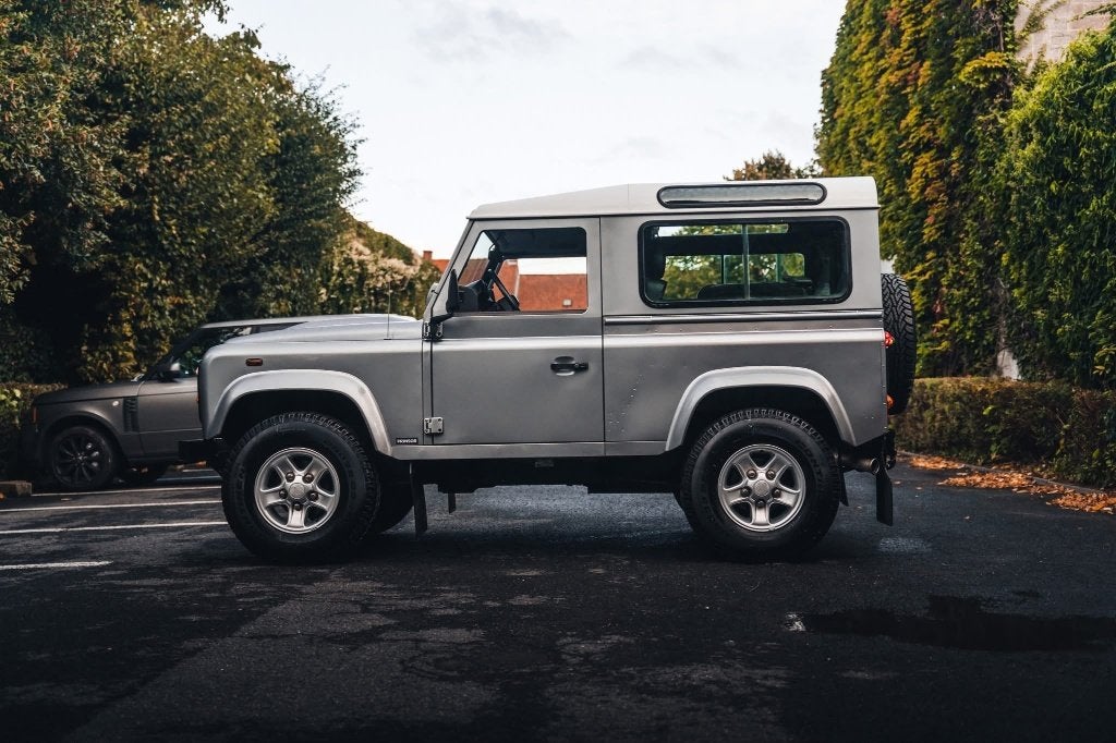 Land Rover Defender 90 // LOW KM // ORKNEY GREY, Auto's, 90 kW, Stof, Zwart, Vierwielaandrijving