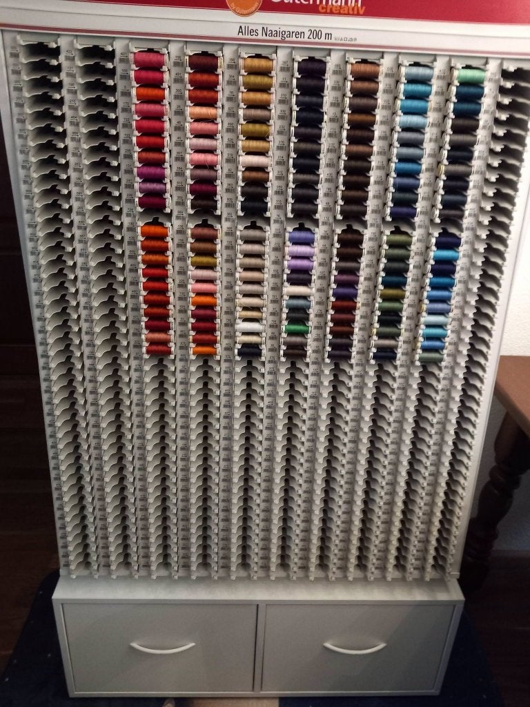 gutermann kast met 140 volle klossen naaigaren, Ophalen, Zo goed als nieuw, Garen of Naald(en)