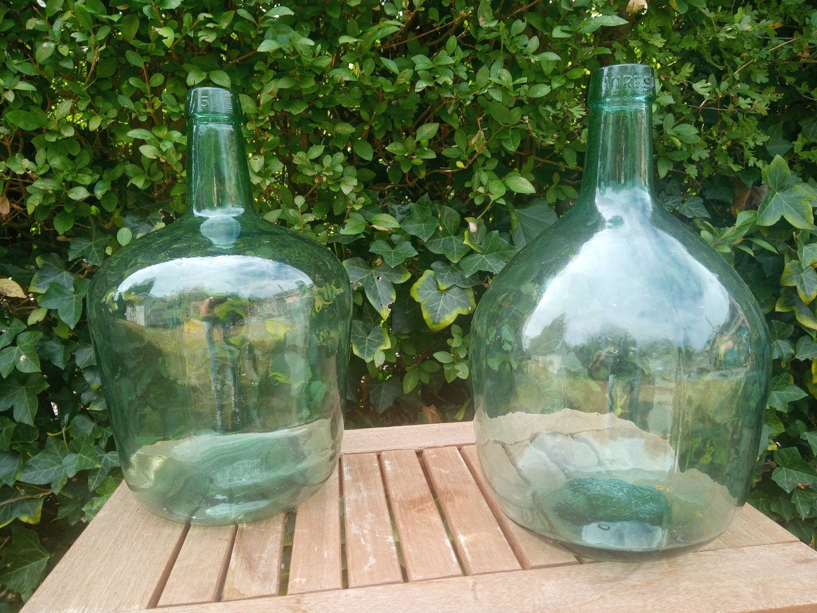 Cet ensemble se compose de deux magnifiques bouteilles vinta, Enlèvement