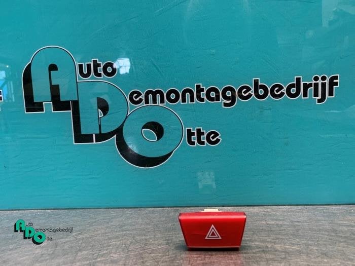 Commutateur éclairage d'urgence d'un Toyota Aygo (Aygo 08-), -, 3 mois de garantie, Toyota, Utilisé