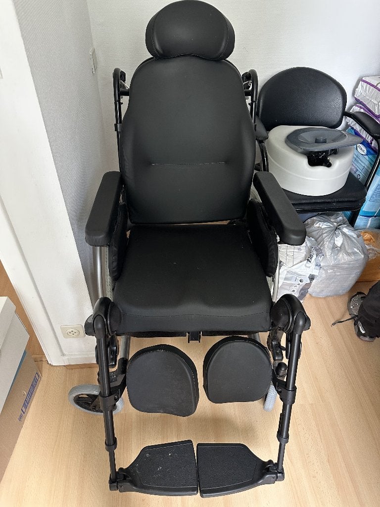 Fauteuil roulant Breezy avec accessoires, Divers, Chaises roulantes, Comme neuf, Fauteuil roulant manuel, Pliant, Enlèvement