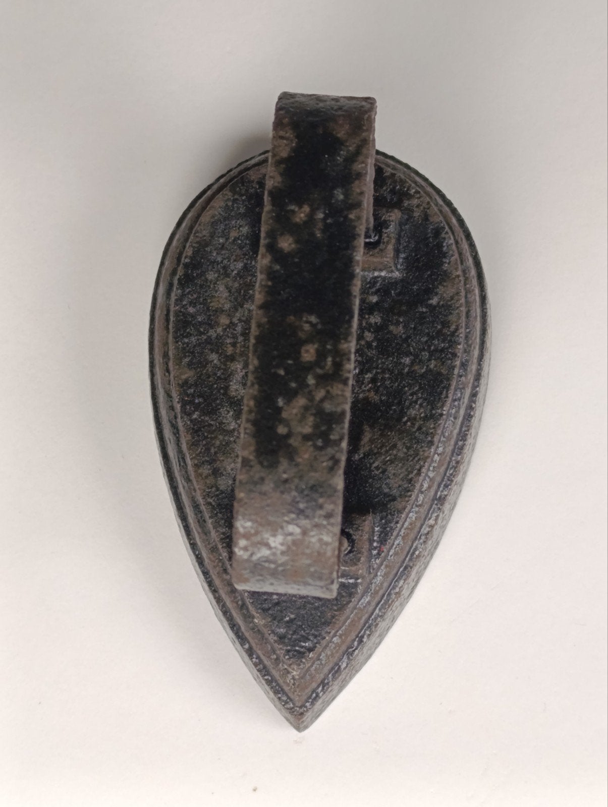 Antiek klein gietijzeren strijkijzer / kachelboutje (10 cm), Ophalen of Verzenden