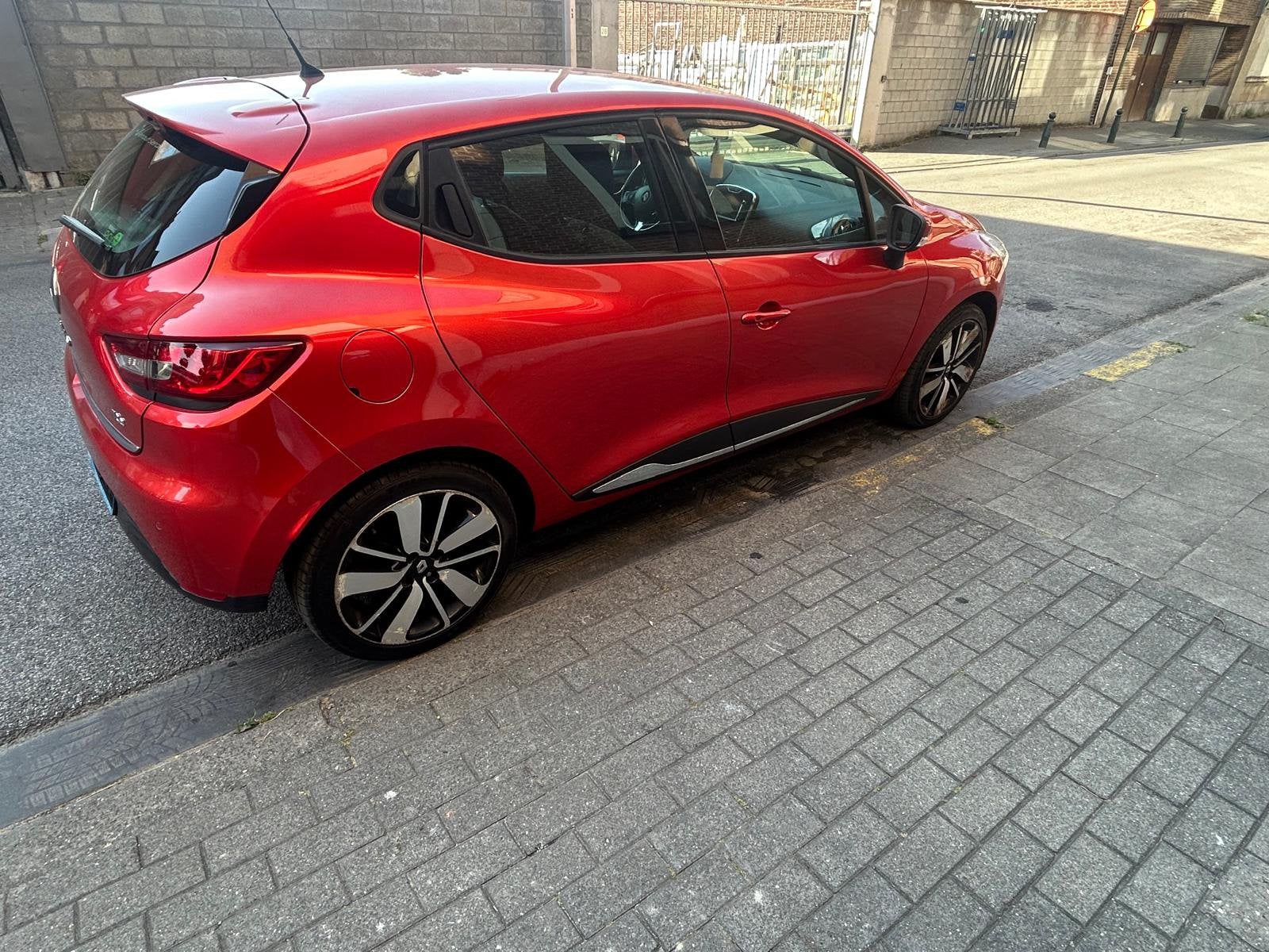 Clio 4 essance modele, Autos, Entreprise, Achat