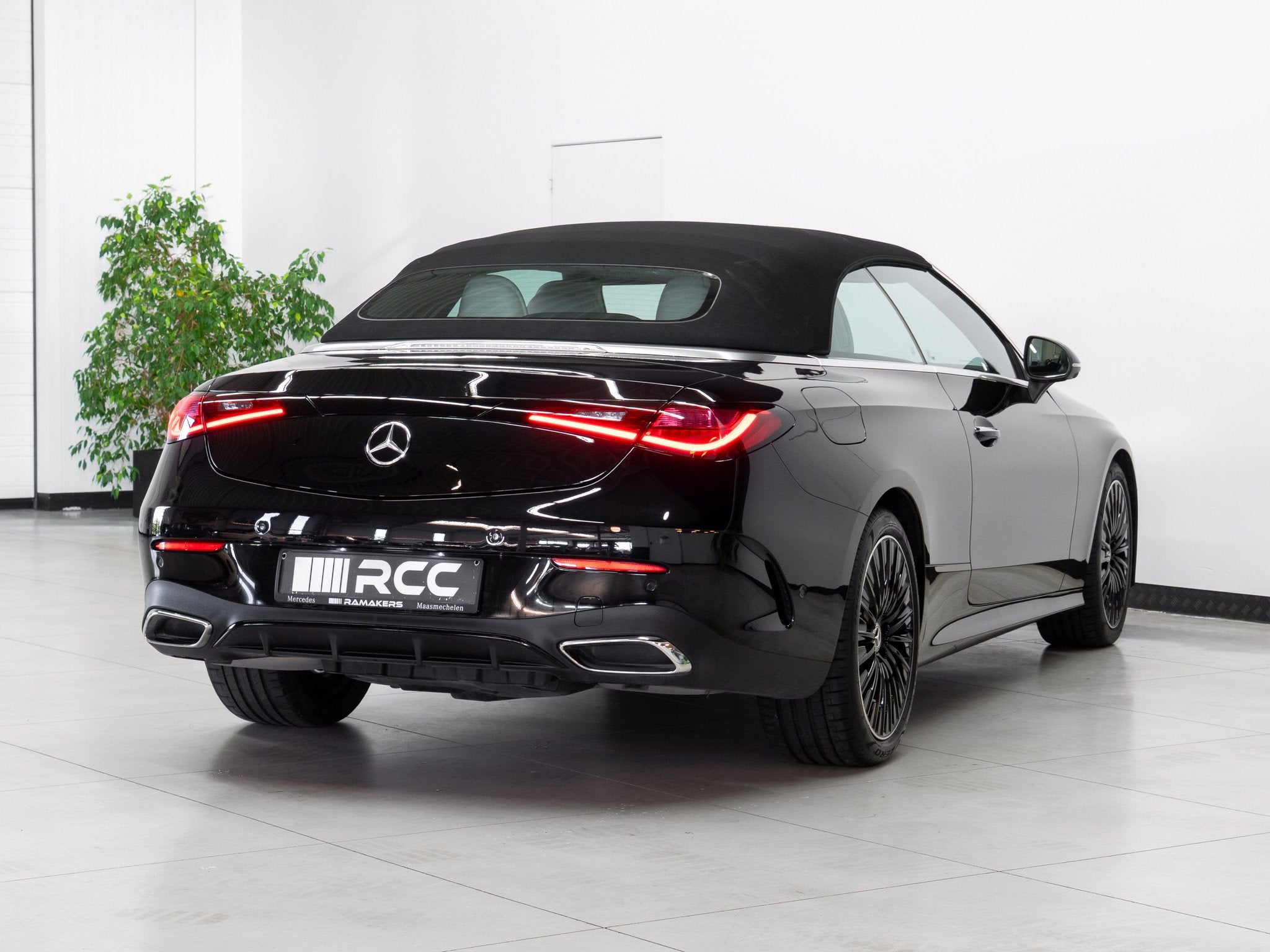 Mercedes-Benz CLE 300 4Matic AMG Premium Night *BEIGE LEDER*, Auto's, 4 zetels, Gebruikt, Beige, 4 cilinders