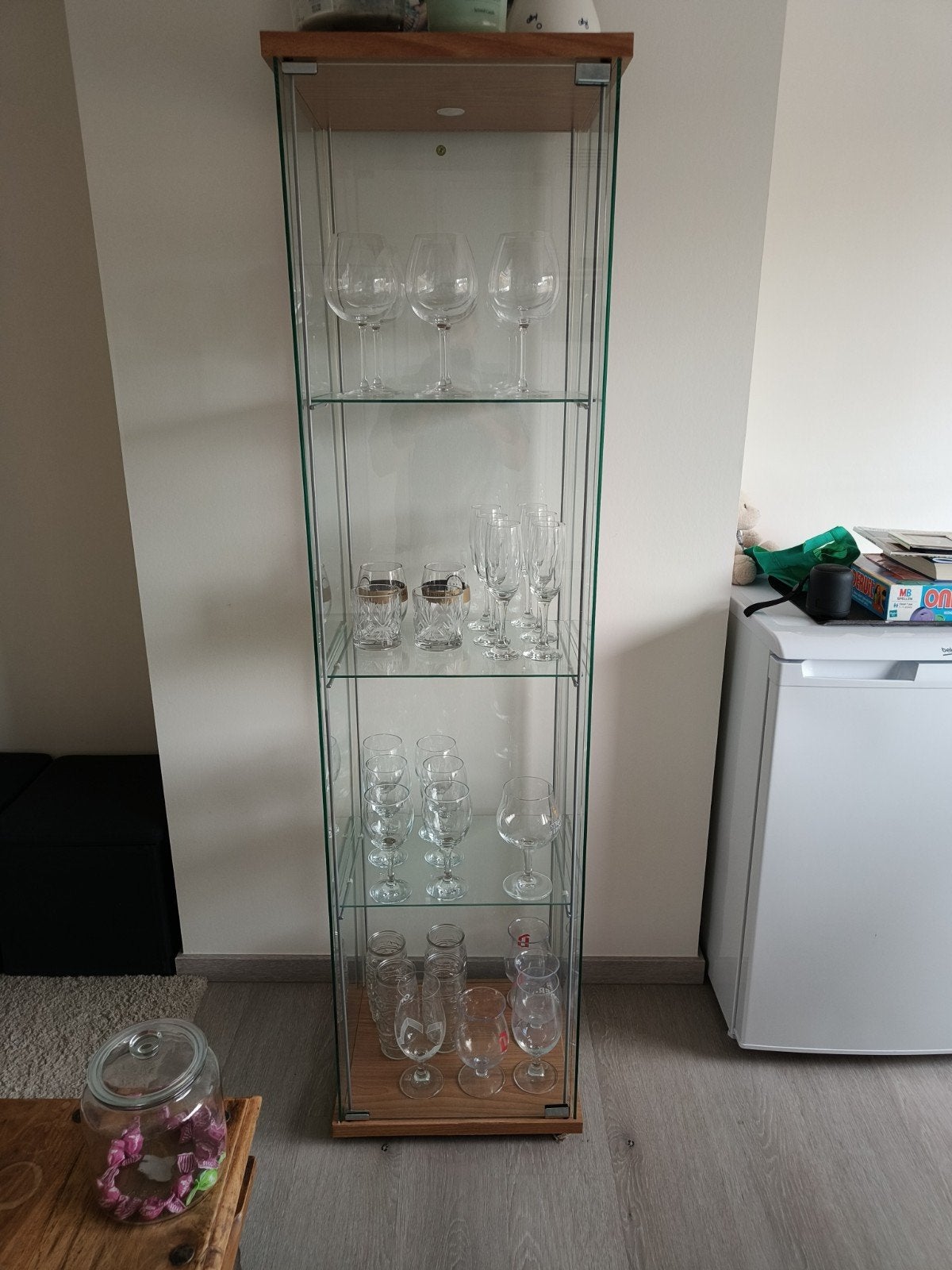 Glazen Vitrinekast met Houten Accent, Maison & Meubles, Armoires | Vitrines, Enlèvement, Verre