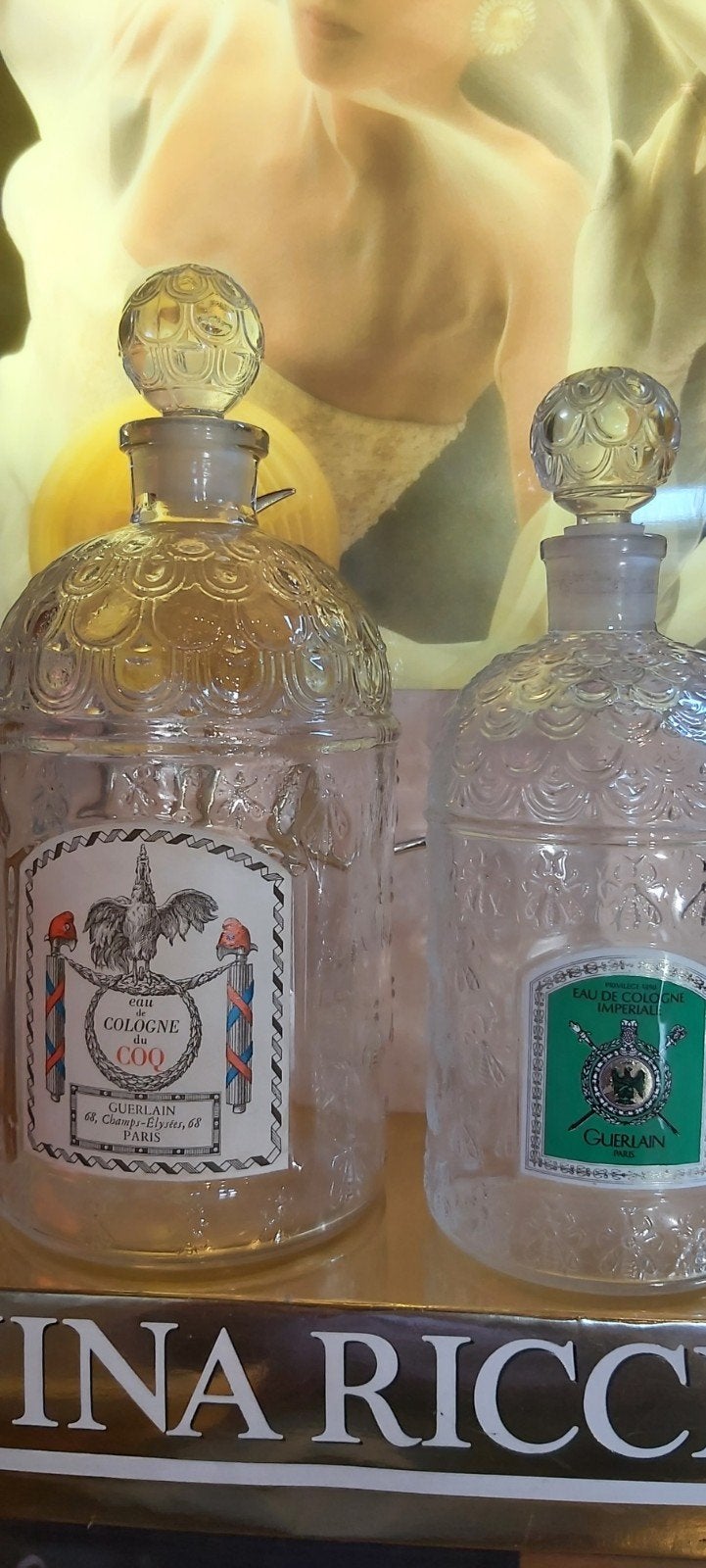 Grote factice guerlain flessen, Enlèvement