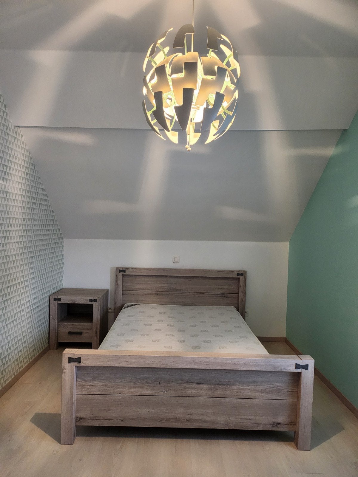 mooi bed met lattenbodem en matras en 1 bijpassende nacht, Ophalen