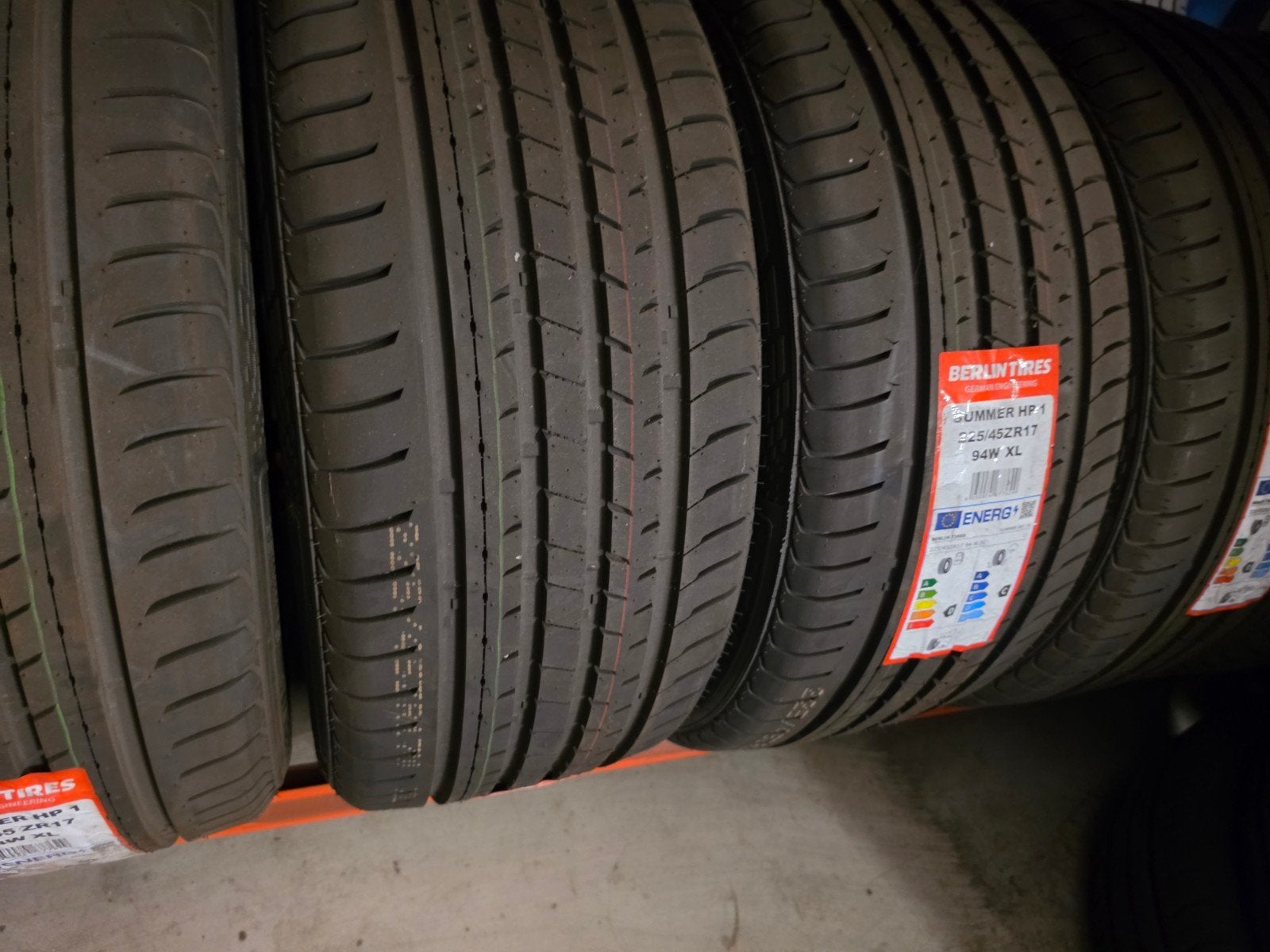 Pneus d'été neufs 225/45r17 80€ chacun avec montage, Enlèvement ou Envoi