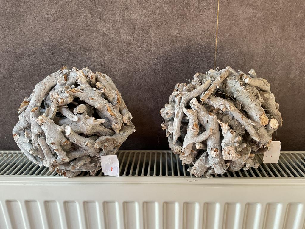 2 houten decoratiebollen, Huis en Inrichting, Woonaccessoires | Kransen, Ophalen of Verzenden, Zo goed als nieuw