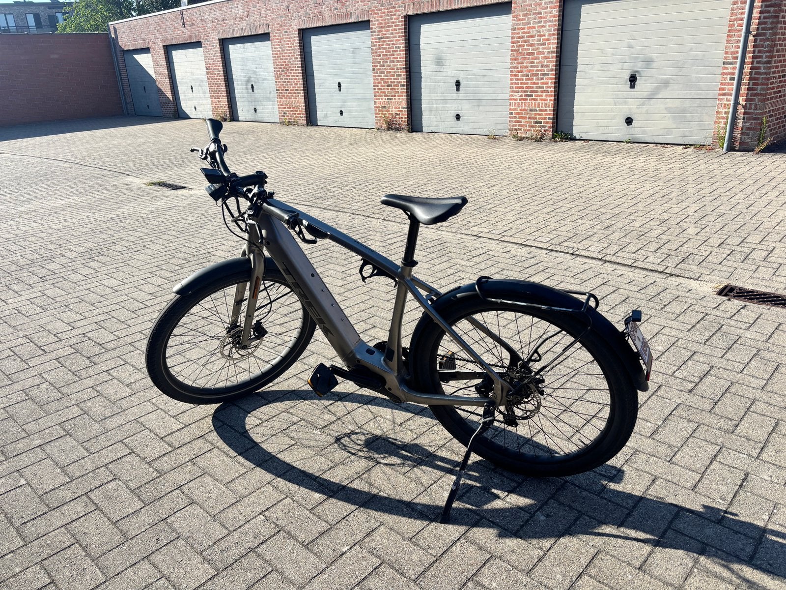 Speedpedelec fiets trek allant 8s (Maat L) en witte helm, Vélos & Vélomoteurs, Autres marques, Utilisé, 30 à 50 km par batterie