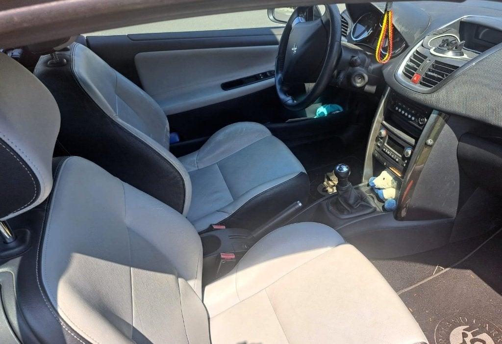 Peugeot 207 cc Roland Garros BJ 2012 euro 5 noire, Autos, Peugeot, Particulier, ABS, Phares directionnels, Airbags, Air conditionné